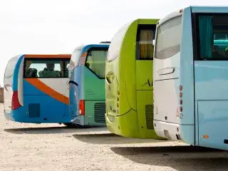 Bunte Reisebusse auf einem Parkplatz