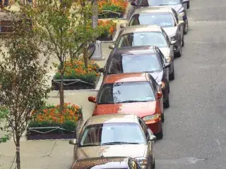 Autos parken in einer Straße mit Parklizenz