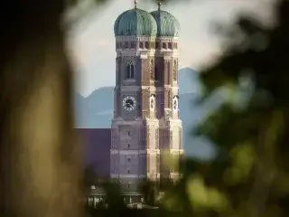 Sicht auf die Frauenkirche vom Olympiapark aus.