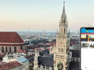 20220208 Muenchen App iPhone iPad_neu Eine Fotomontage mit Bildern der München-App vor dem Hintergrung des Münchner Rathauses und der Frauenkirche