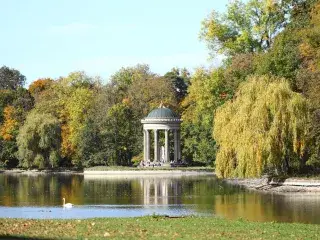 Der Apollotempel im Nymphenburger Schlosspark am Ufer des Badenburger Sees