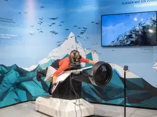 Mit dem interaktiven VR-Vogelflugsimulator Birdly über Bayern fliegen