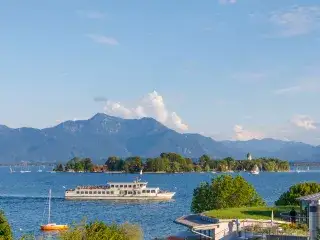 Ein Dampfer fährt auf dem Chiemsee