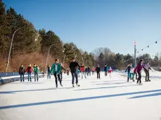 Eislaufen unter freiem Himmel im Eis- und Funsportzentrum Ost am Ostpark