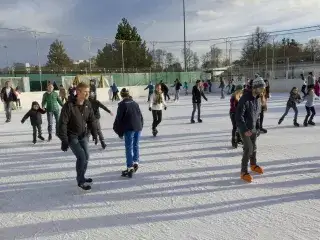 Eislaufen unter freiem Himmel im Eis- und Funsportzentrum West