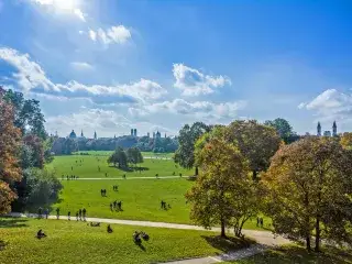 Die Aussicht vom Monopteros über die grünen Wiesen des Englischen Gartens