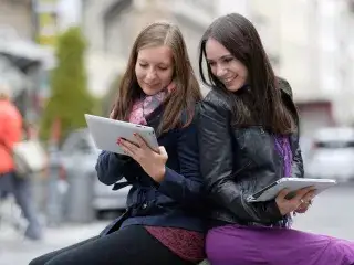 Zwei Frauen mit ihren Tablets in der Sendlinger Straße