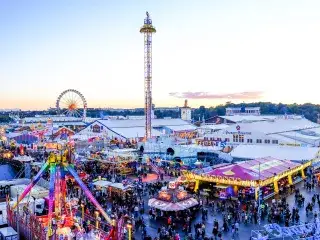 Aussicht über das Oktoberfest in der Abenddämmerung