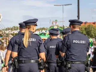 Eine Streife ist zu Fuß auf der Wiesn unterwegs