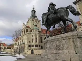 Das Reiterdenkmal für Prinzregent Luitpold vor dem Bayerischen Nationalmuseum