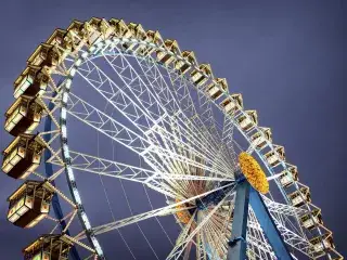 Das Riesenrad leuchtet in der Dunkelheit