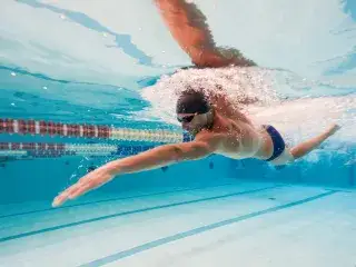 Schwimmer zieht Bahnen