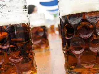 Maßkrüge mit Starkbier auf dem Tisch