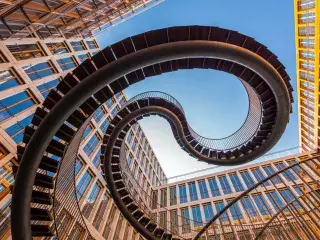 Die unendliche Treppe befindet sich im Innenhof der KPMG
