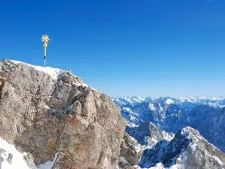 Das Gipfelkreuz auf dem Gipfel der Zugspitze