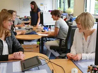 Eine Frau berät eine Bürgerin in einem Bürgerbüro