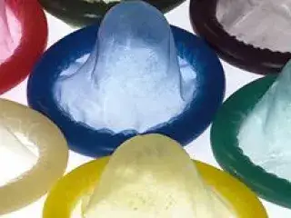Kondome Mehrere bunte Kondome liegen nebeneinander