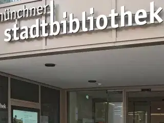 Der Schriftzug der Münchner Stadtbibliothek am Eingang der Bibliothek in Giesing