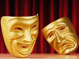 Zwei goldene Theatermasken