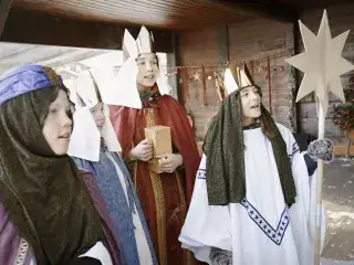 Vier Sternsinger singen