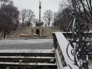 Verschneite Treppe am Friedensengel