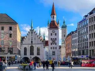 Marienplatz und Altes Rathaus im Sonnenschein