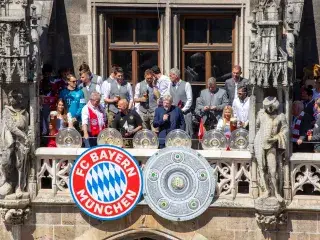 FC Bayern München feiert Meisterschaft am Rathausbalkon