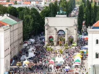 Siegestor beim Zamanand Festival