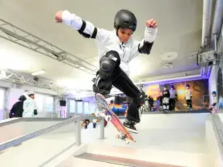 Trendsport Actionsport Kind auf Skateboard
