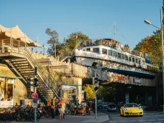 Schiff Alte Utting auf einer Brücke in München bei schönem Wetter