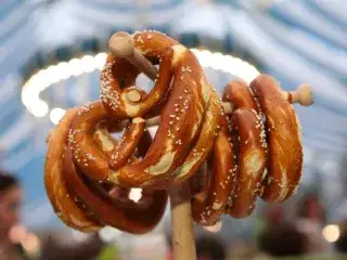 Brezen am Wiesntisch