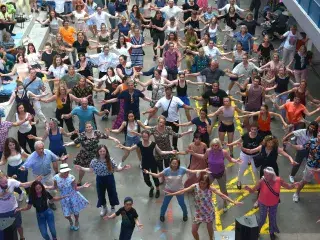 Dutzende Tänzer*innen im Gasteig 