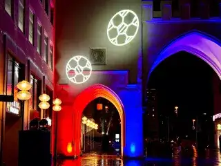 Light Art zur UEFA EURO 2024 am Karlstor in München