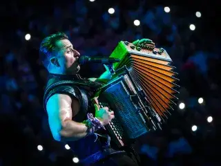 Andreas Gabalier mit Akkordeon bei einem Live-Konzert