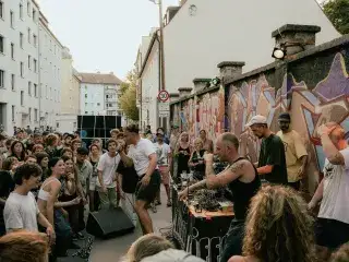 Ois Giasing: DJ-Set auf einer Straße