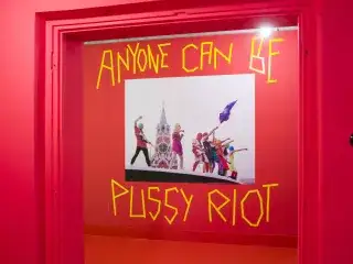 Rote Tür mit dem Slogan Anyone can be Pussy Riot