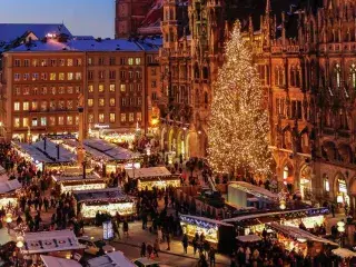 Panorama des Münchner Christkindlmarkts auf dem Marienplatz