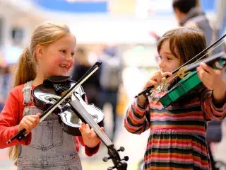 Zwei geigende Mädchen