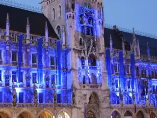 Europa-Mai - Beleuchtete Fassade zum Europatag am Rathaus