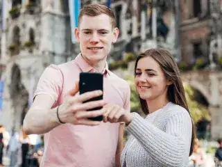Ein Mann und eine Frau entdecken München mit dem digitalen Stadtrundgang von Stadt (er)leben