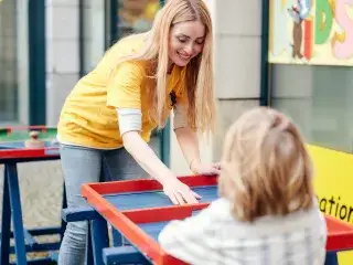 Frau und Kind spielen