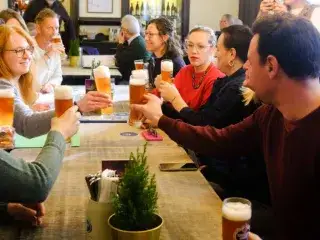 Menschen an einem Tisch