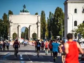 Marathon München mit Läufern am Siegestor