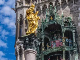 Marienplatz mit Mariensäule und Glockenspiel