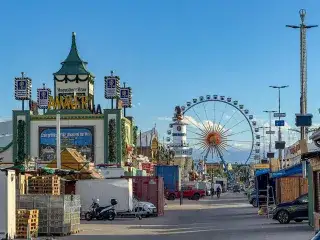 Wirtestraße mit Blick auf Riesenrad