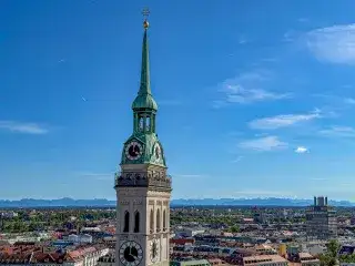 Alter Peter vom Rathausturm mit Alpensicht