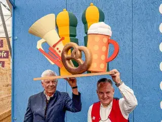 Reiter und Scharpf mit Motiv-Modell