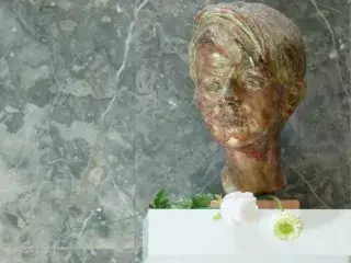Büste von Sophie Scholl mit einer weißen Rose