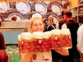 Schottenhamel-Bedienung beim Wiesn-Anstich 2025