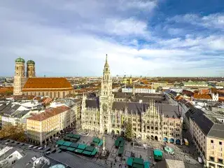 Aussicht vom Alten Peter auf den Marienplatz und die Frauenkirche - November 2025